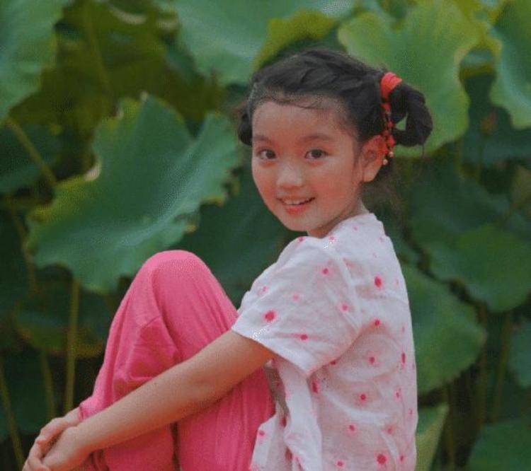 姐妹|阿拉蕾晒出姐妹写真，五官长开撞脸杨超越了，妹妹的颜值被热议