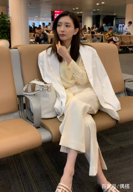 江疏影|江疏影终于摆脱少女风！鹅黄色衬衫搭配九分裤，气质女强人，美
