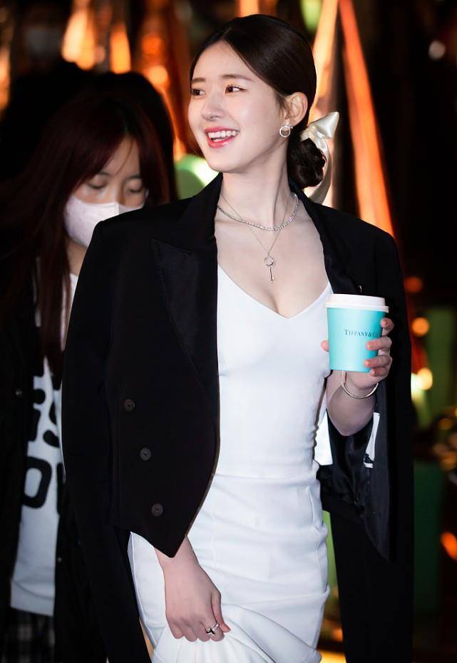 赵露思|赵露思娃娃脸有肉感，淡妆清纯感十足，“微胖身材”挺可爱