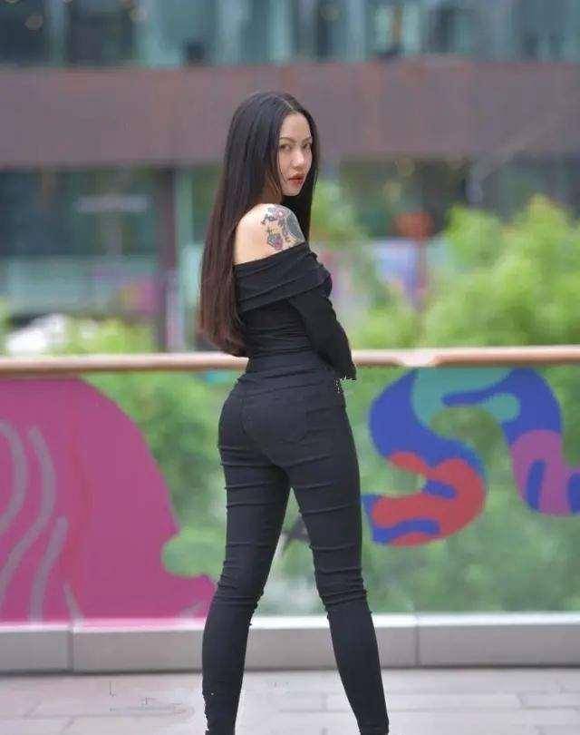 都能|黑色一字肩打底裤搭黑色运动鞋，百搭性很强，高矮胖瘦都能驾驭