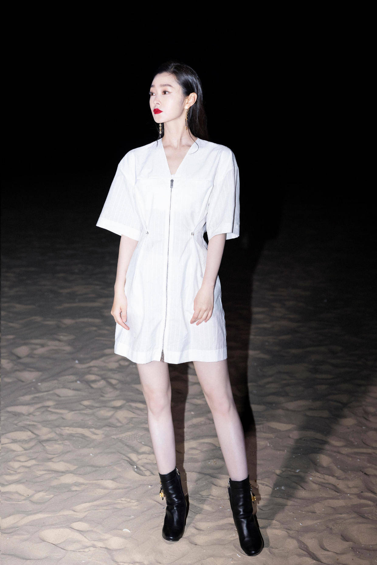 整体|宋轶出演《赘婿》女主角翻红，身穿一袭白色吊带裙亮相，高贵优雅