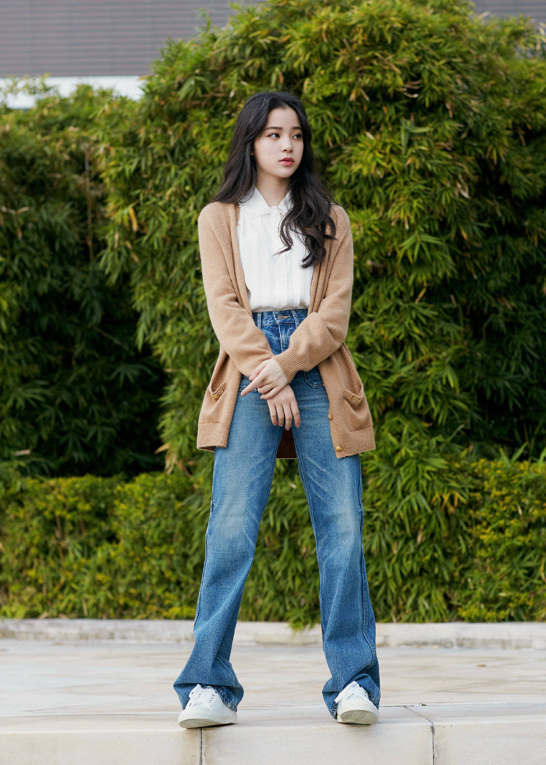 毛衣|“盐甜女孩”欧阳娜娜,针织开衫美出新高度,时尚表现力00后少见