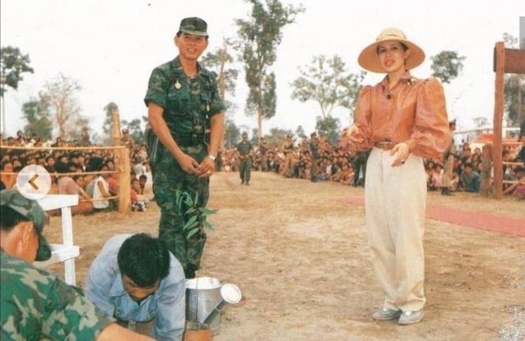 显得|诗丽吉年轻时穿休闲装亮相，显得她又矮又胖，还是紧身装适合她