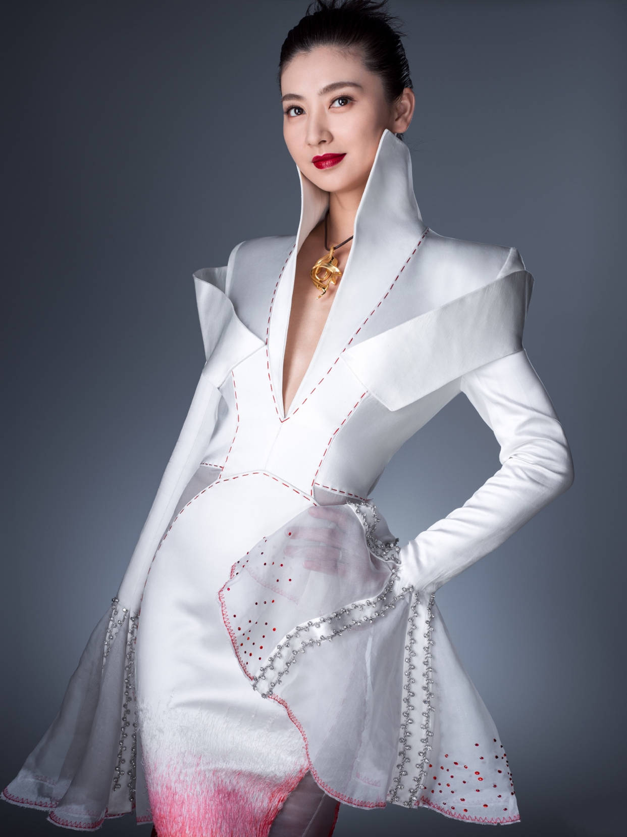 女王|“眉庄姐姐”发力了!3D立体长裙搭配烈焰红唇,美艳霸气如女王