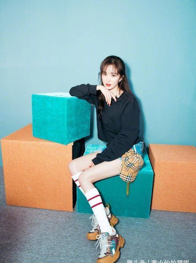 袜子|黑丝袜已经过时了，今夏流行的是“豆腐袜”，时髦显瘦还百搭