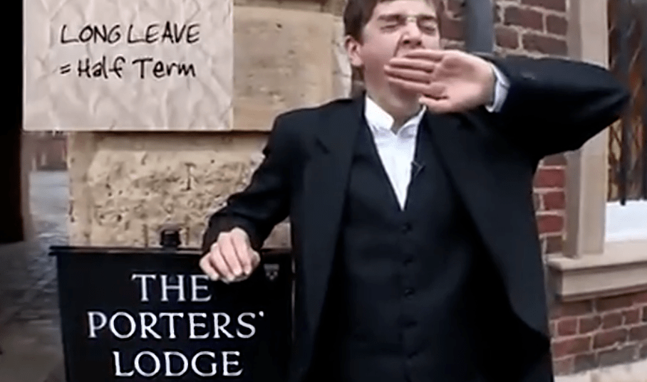 伊顿公学早餐前要穿好制服上课只能带文件夹每天走5公里换教室