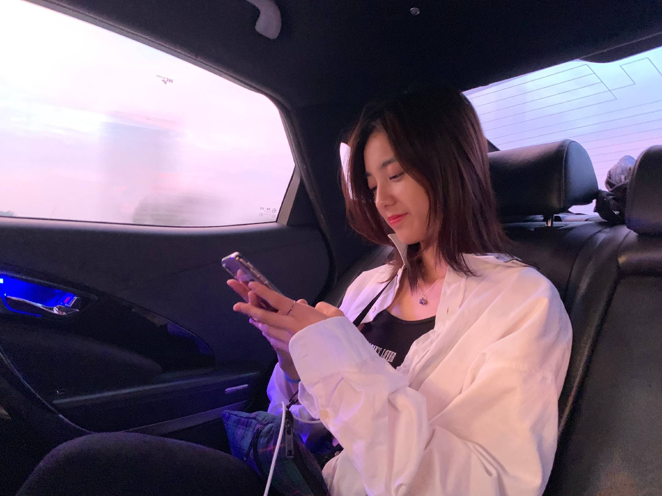 黑色|《外星女生柴小七》万鹏,不仅剧里呆萌可爱,剧外也是甜美女生