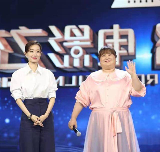 颜色|贾玲穿“超大码”粉色连衣裙，胖胖女孩这样穿，大方得体惹人怜爱