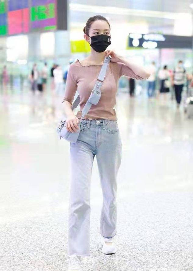 显得|吉娜产后走机场，瘦得厉害紧身衣都填不满，淡妆露面气质清新太多