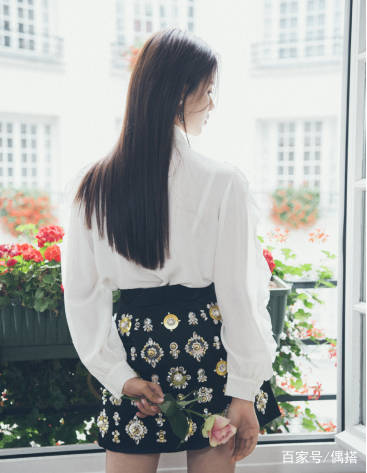 仙女|杨超越打卡日本！公主卷配碎花裙少女感十足，贵价外套抢尽风头