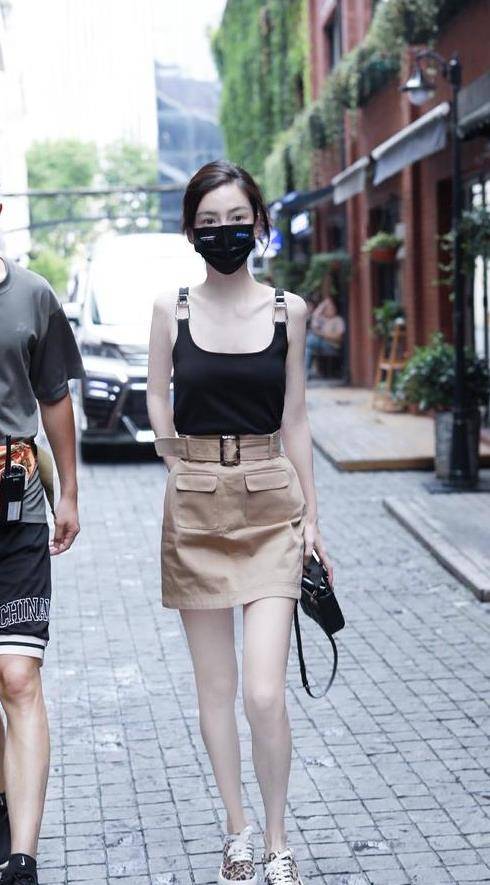 设计|杨颖秀最新私服穿搭，长裤短上衣青春女团范，随意又飒气