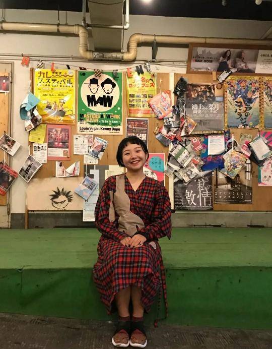 配饰|适合身材微胖的女生，辣目洋子的这些穿搭很是时尚，轻松突出自己