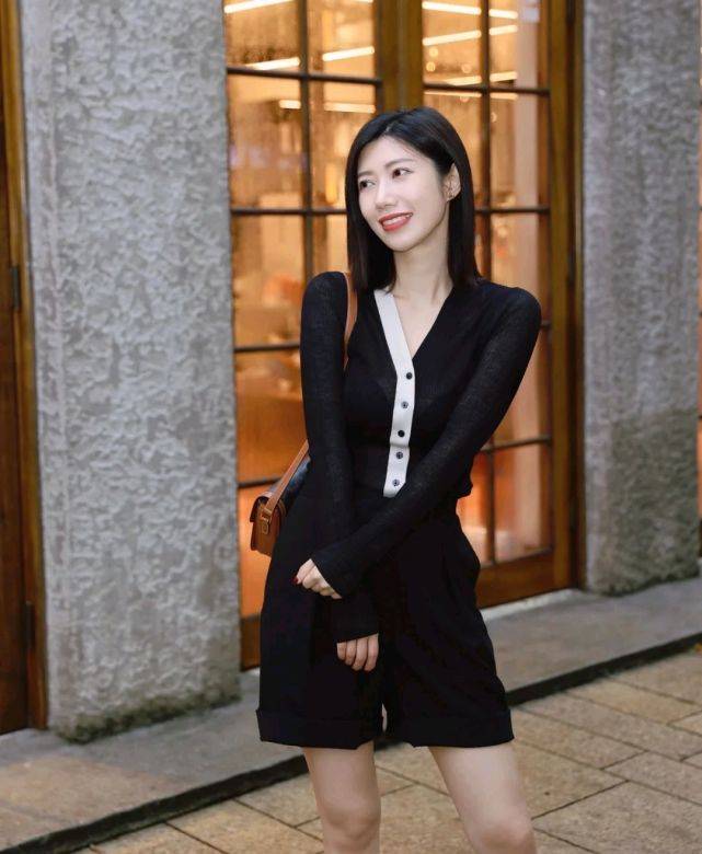 浅色|黑色穿搭是微胖人群的首选，只要会搭配，低调显瘦又不失高级