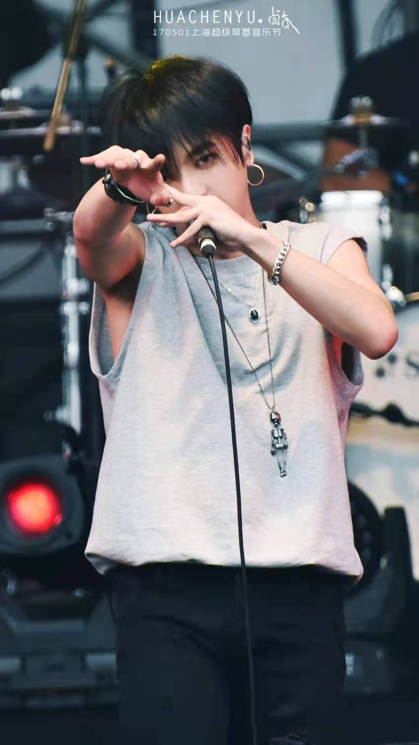 美貌|从漫画里走出来的“撕漫男”华晨宇