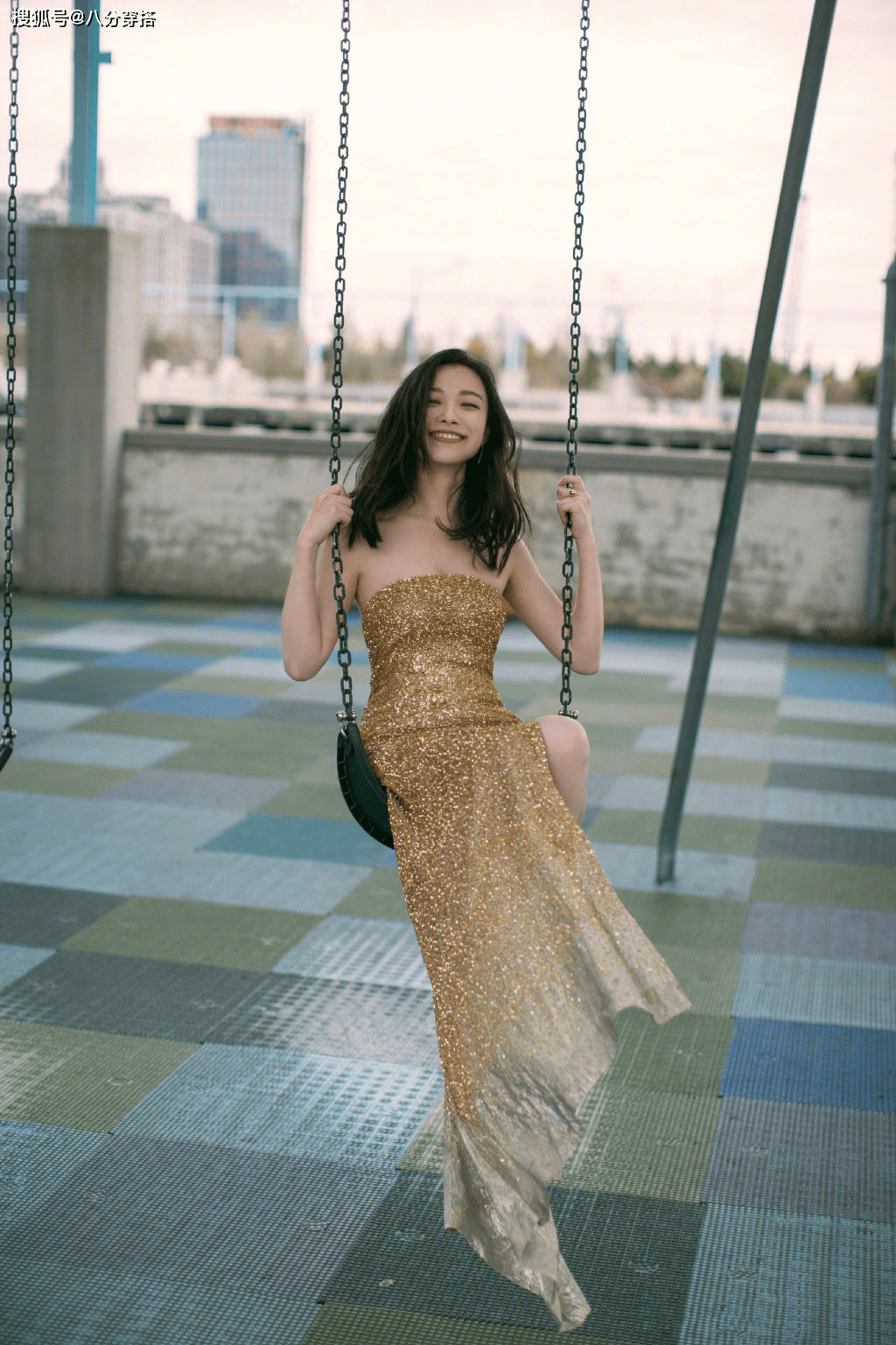 吊带|倪妮的气质感真不是吹的，一袭白色吊带连衣裙优雅温柔，美得惊艳