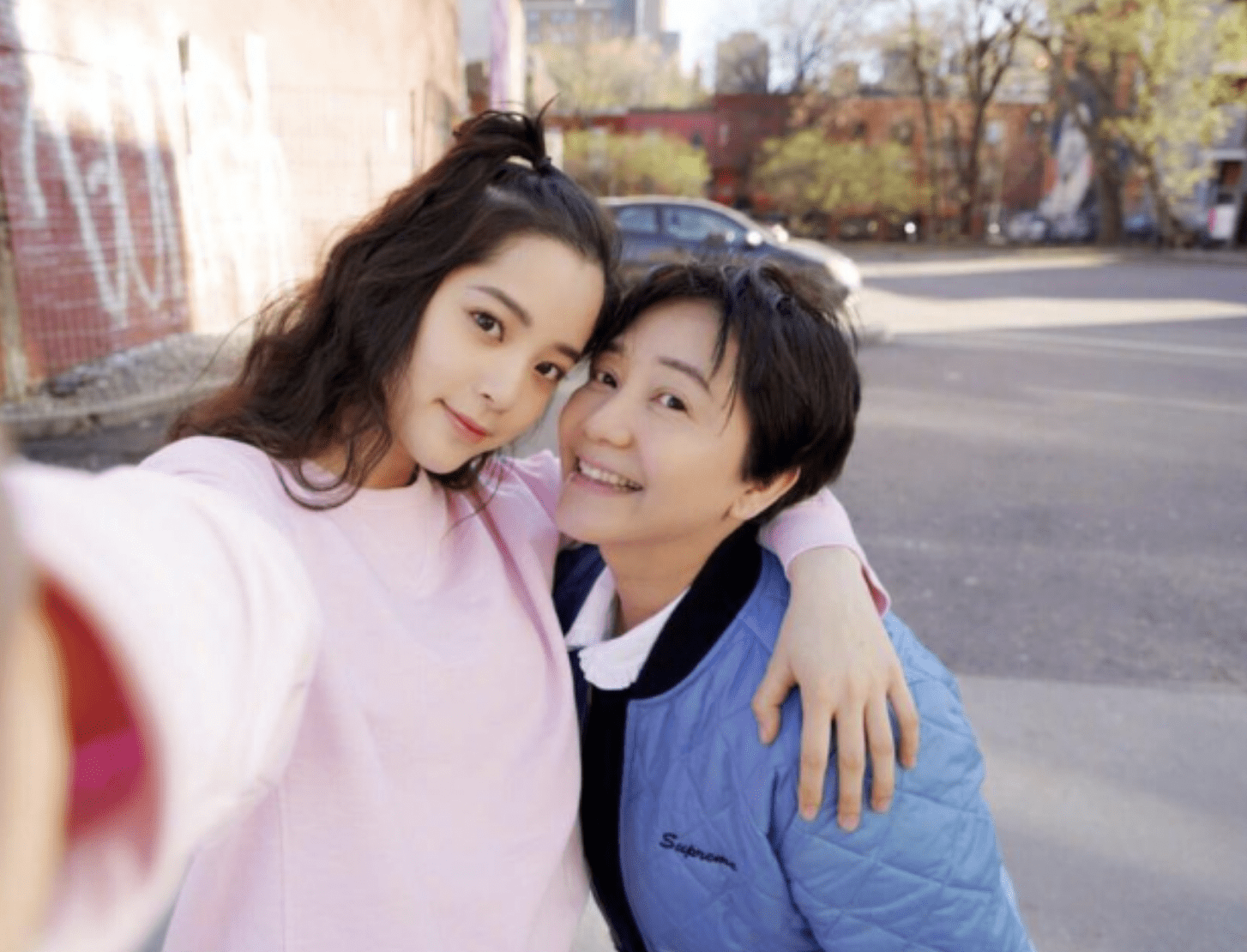 暗色|欧阳娜娜妈妈罕见露面,小黑裙配马丁靴真时髦,母女俩共用一张脸