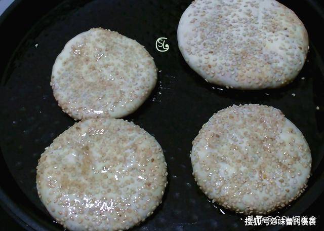 做法|这个早餐，老人和孩子都喜欢吃，饼皮酥脆，内里柔软，做法也简单
