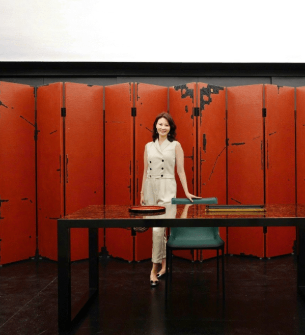 黑色|刘芳菲从不赶时髦,穿白色连体裤配个“草编包”,简约随性真高级