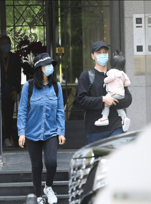 广告|高圆圆拍广告穿紧身连衣裙，手捧微凸小腹不断抚摸被指怀二胎