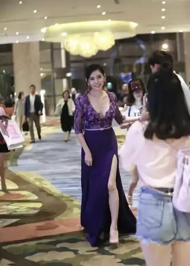 大腿|秋瓷炫深V开叉长裙大秀事业线,网友不解于晓光出轨,家花不香吗