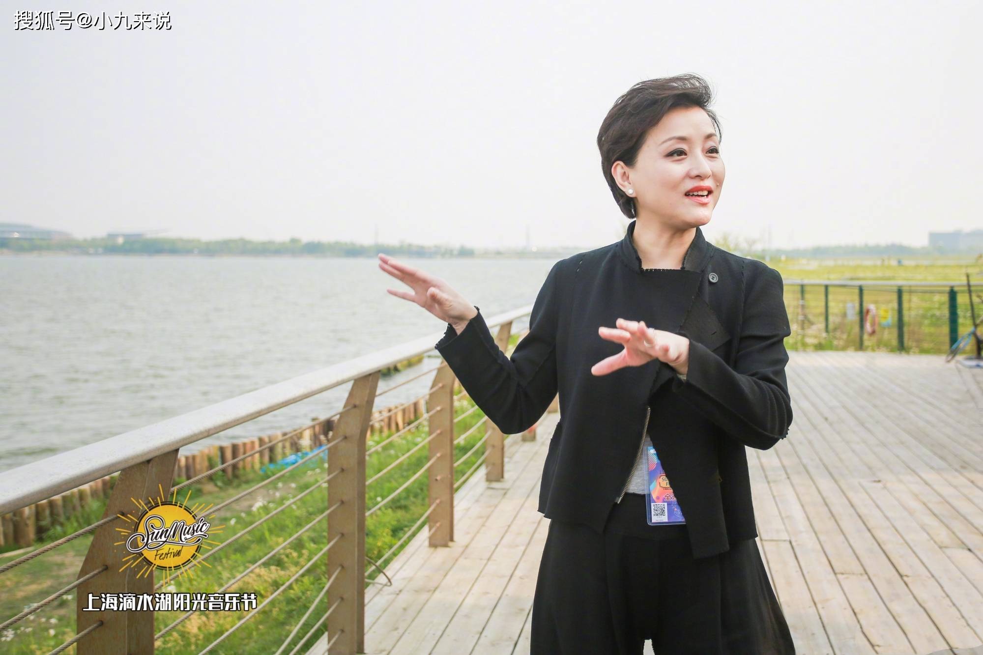 色调|杨澜罕见现身却被喊显老，51岁这种状态，已经非常高雅迷人了
