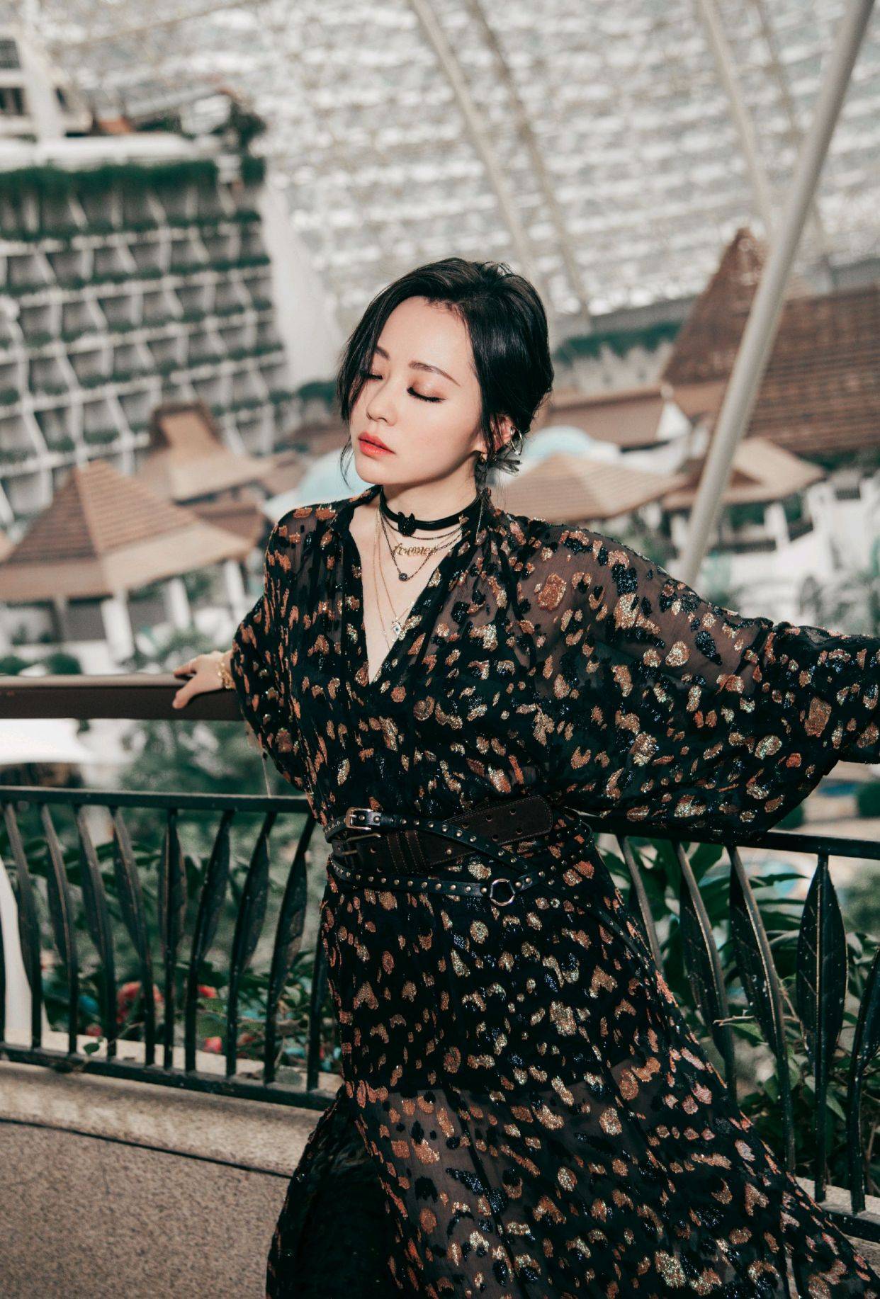 女王|张靓颖越来越高级，垫肩丝绒高开叉裙凹女王造型，眼神里都是戏