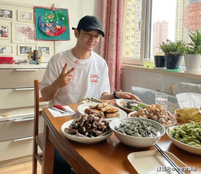美食|黄晓明回老家分享日常：满满一桌海鲜，吃饭时开心比耶手势摆拍