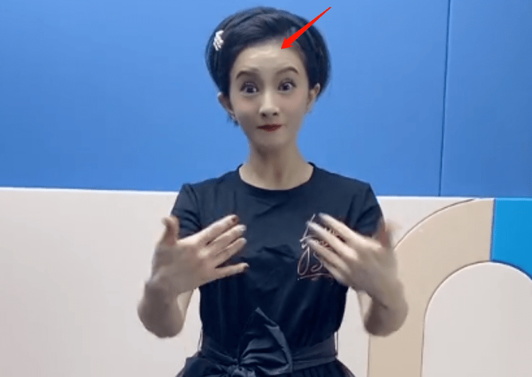 金铭瘦出老态穿制服裙强行扮嫩,化浓妆像戴面具