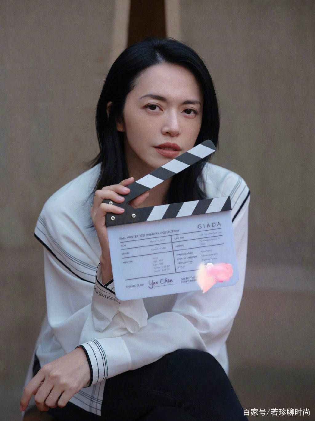 姚晨|姚晨打破了审美常识，穿得朴素不化浓妆，大嘴也美的高级
