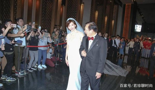 鱼尾|林志玲不愧是结婚了的女人，穿黑裙更迷人了，曲线窈窕让人羡慕