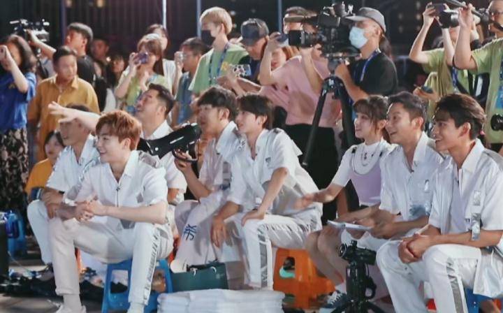 因为|第9季《跑男》刚刚播完,官博提前晒海报公开嘉宾阵容:下一季见