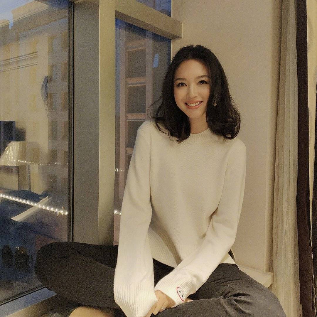 张梓琳|张梓琳不愧是“世界小姐”,私服优雅高级有品味,轻松穿出女神范