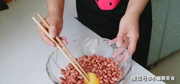 做法|花生米不要再炸着吃了,无油无火,花生米加鸡蛋,嘎嘣脆,超级香