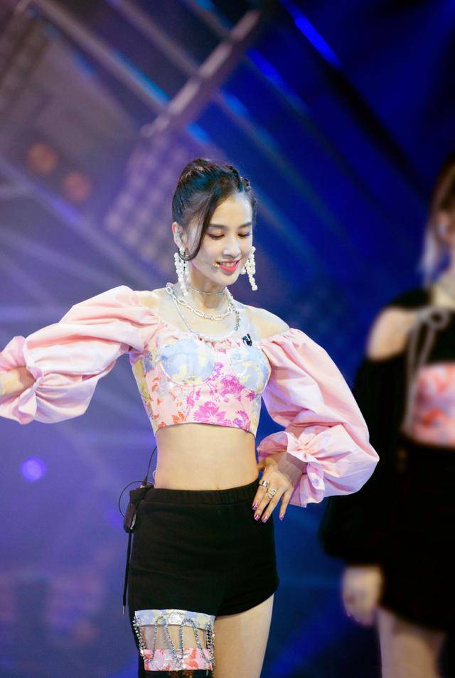 超短裙|黄圣依从豪门阔太变爱豆,在乘风破浪里大放光彩,状态美回25岁
