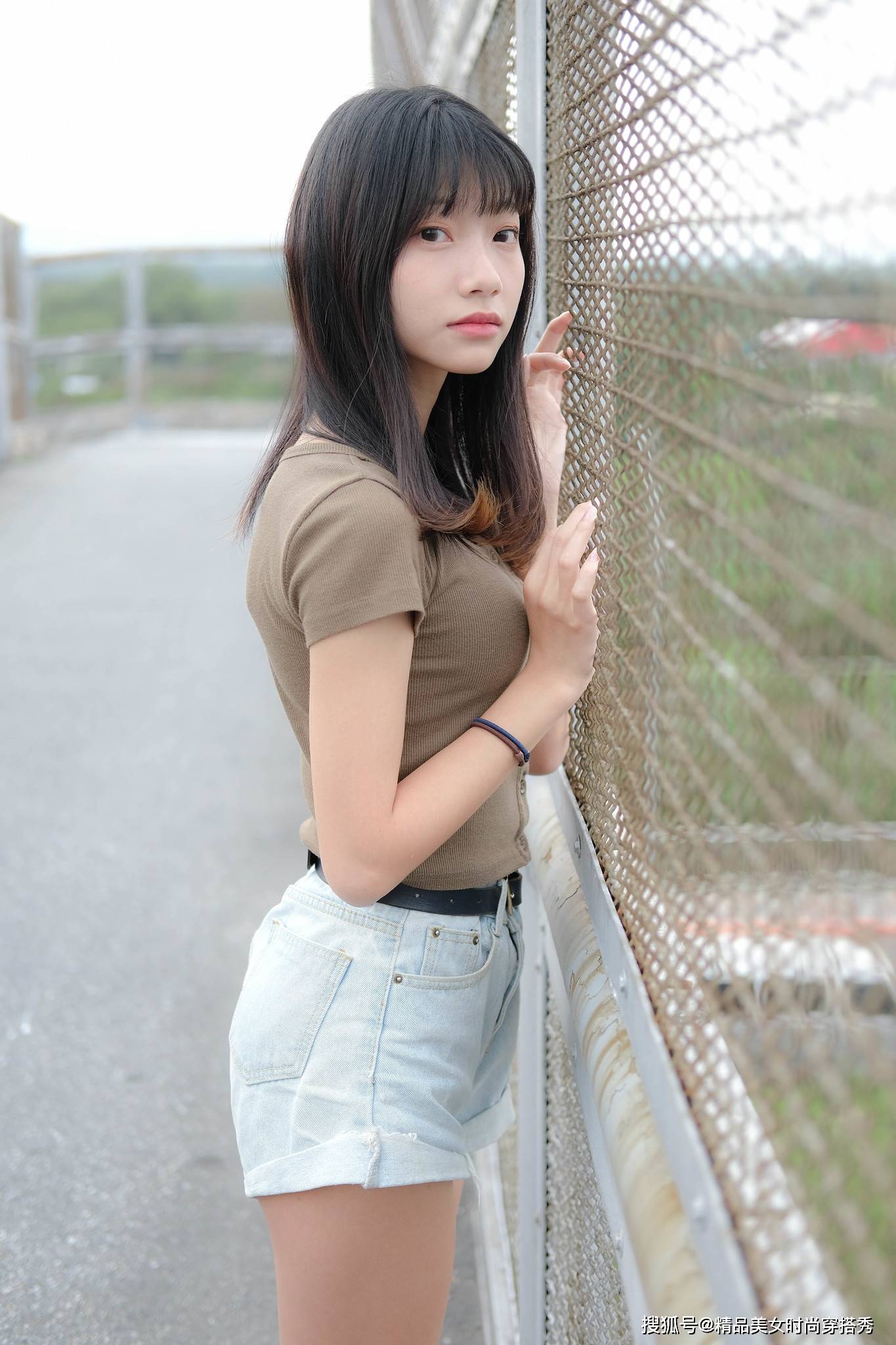 整体|水洗白的牛仔裤上身搭配一件短袖针织小衫，夏日里穿着清爽舒适