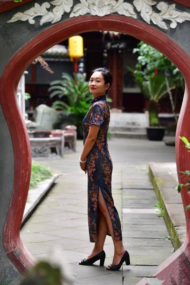 女人|旗袍是女人最美丽的相遇，穿旗袍的女人，古朴端庄典雅，秀外慧中
