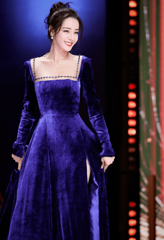 显得|迪丽热巴人美又会穿，一袭宝蓝色丝绒长裙高贵典雅，高级时髦