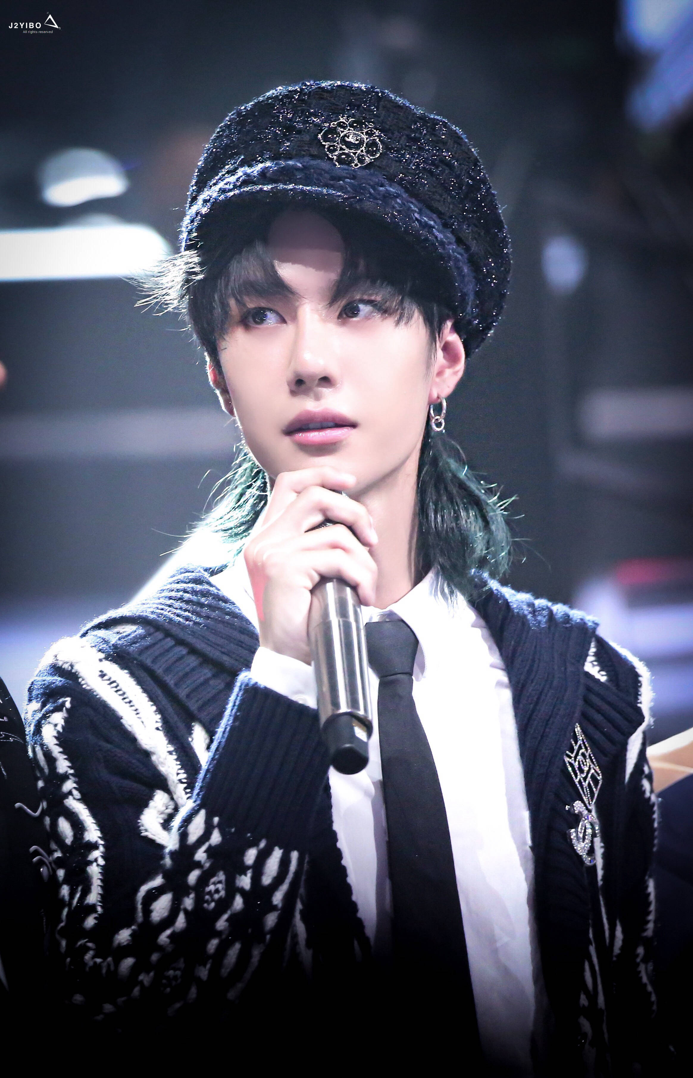 色调|当酷盖王一博与温柔针织衫碰撞，最经典时髦的5种穿法，可A可奶