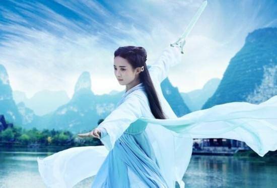 小龙女|女星古装持剑造型PK，杨紫最神，baby拿刀切菜？