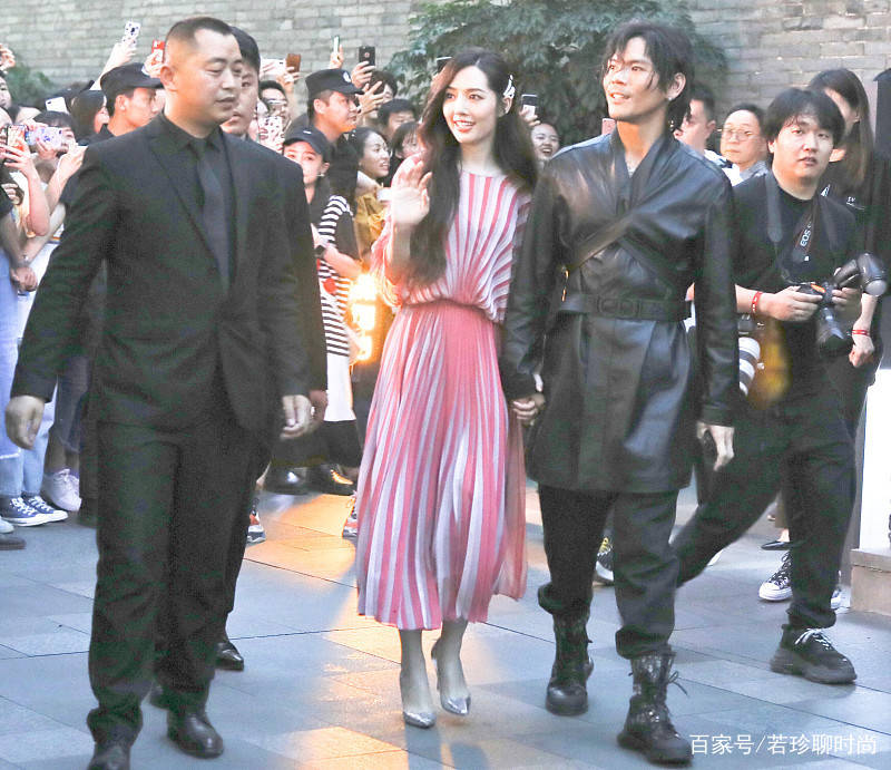 郭碧婷|向佐和郭碧婷真的好恩爱，穿礼服就像要去参加婚礼，一看就很华丽