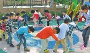 家长|良心不痛吗？幼师把孩童“吊”起，双脚悬空摇摆，全班娃默默看着