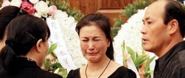 齐耳|她是观众认定的“最美警花”，嫁给大23岁知名导演，至今为他守寡