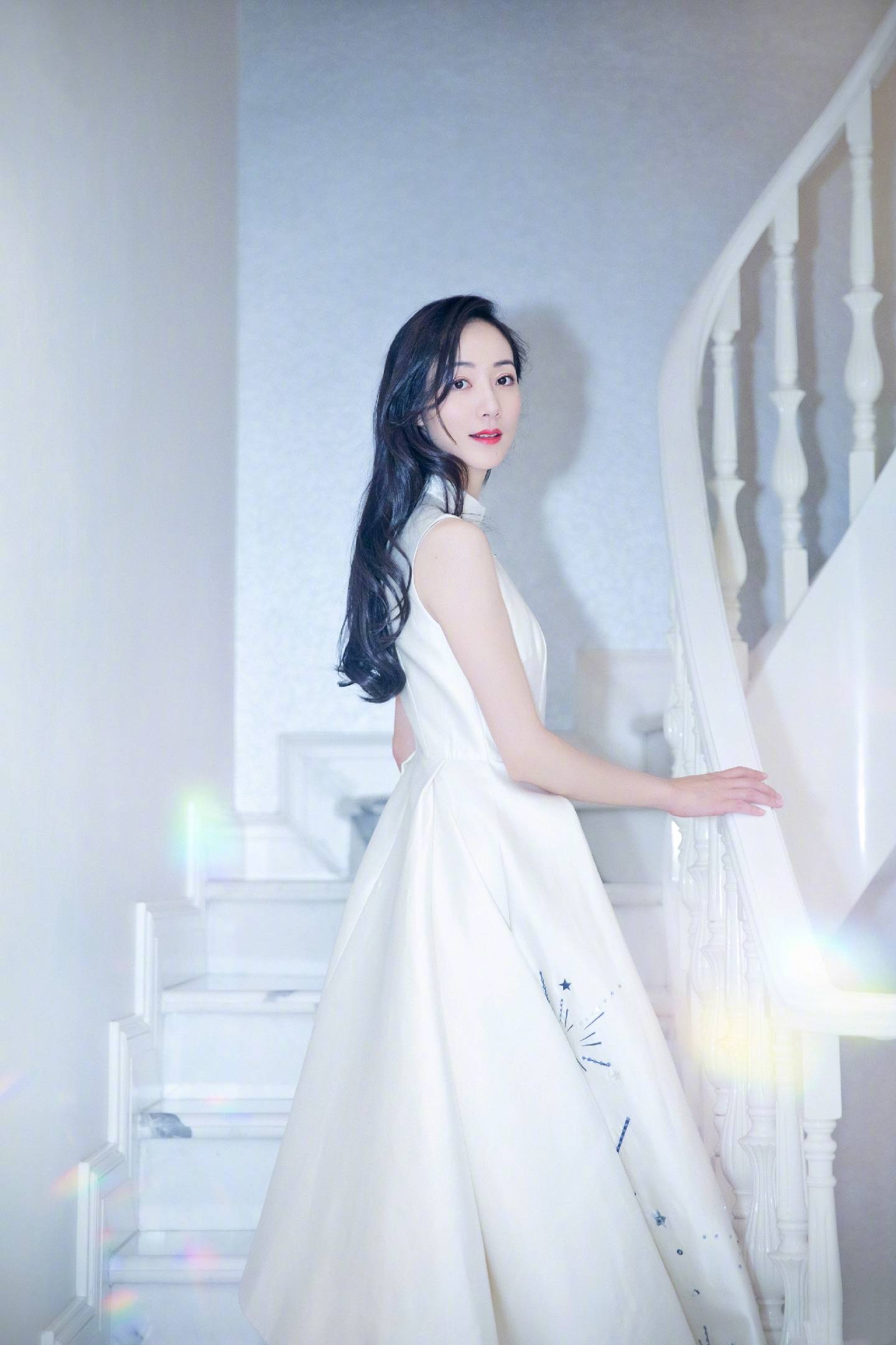 设计|气质女神韩雪，一袭粉色开叉裙尽显曼妙好身材，36岁美得像26岁