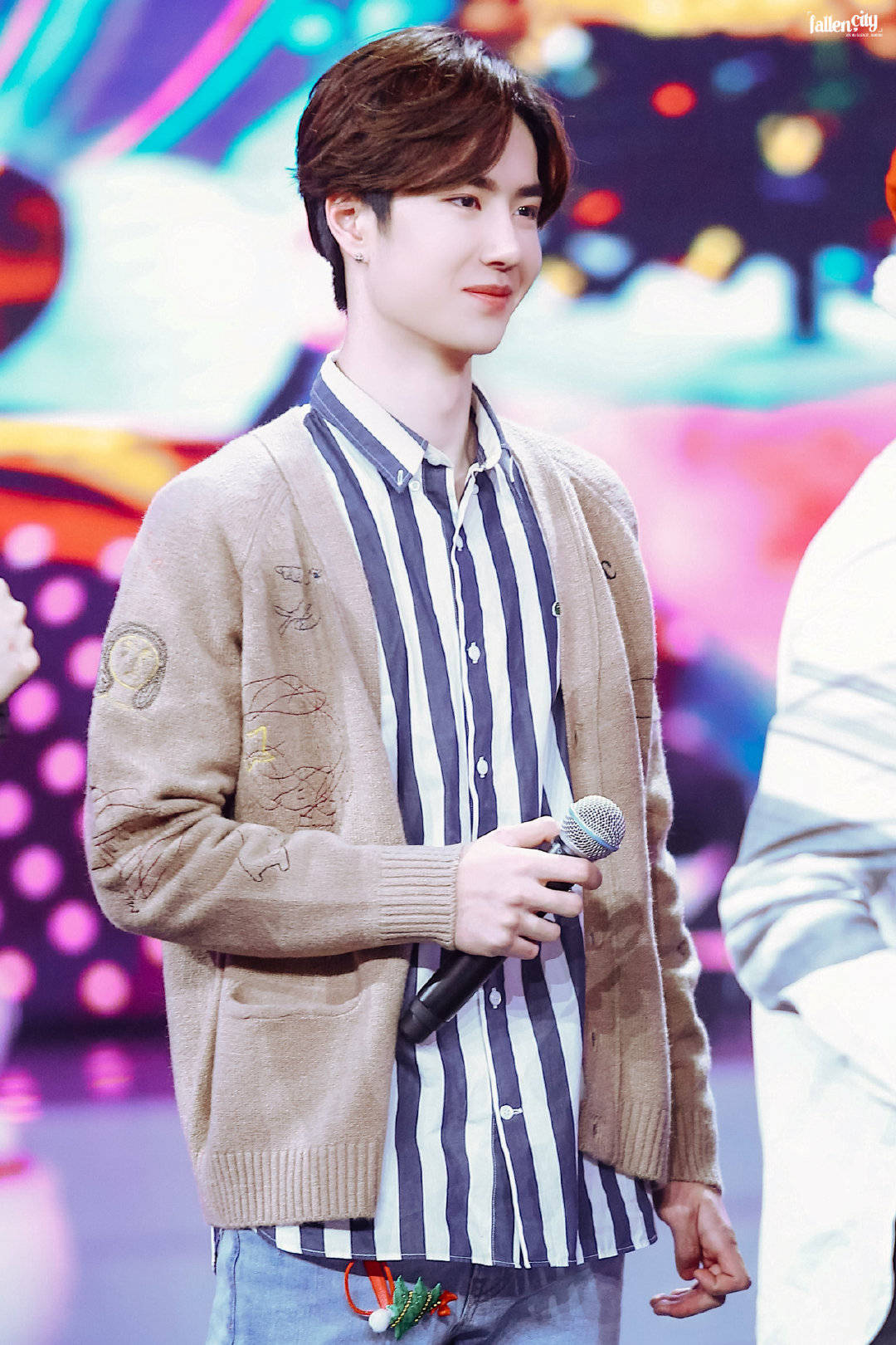 色调|当酷盖王一博与温柔针织衫碰撞，最经典时髦的5种穿法，可A可奶