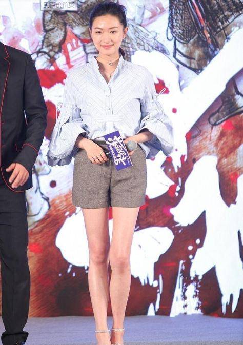 身材|39岁万茜无惧穿超短裤，对身材自信十足，这纤细长腿谁见谁羡慕