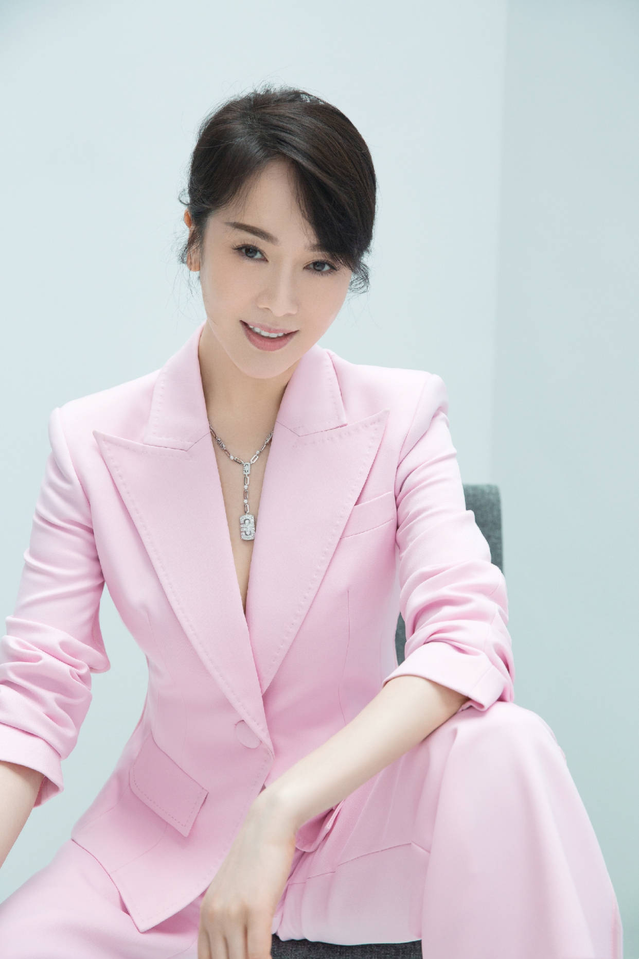 酒吧|当温柔恬静的左小青穿上皮夹克，网友：像乖乖女进了酒吧，太违和