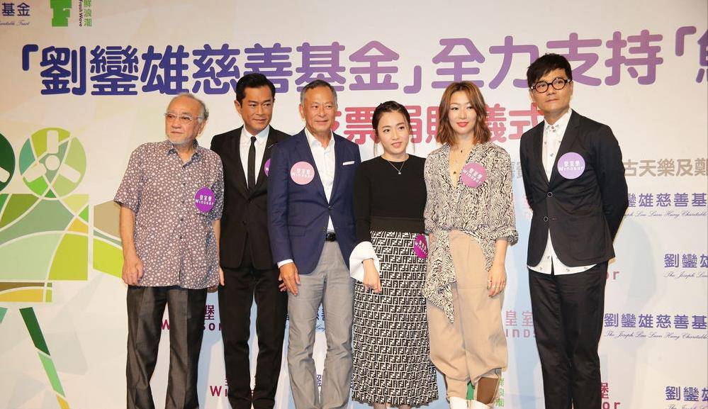甘比|郑秀文现身发胖了！穿衣时髦个性，身旁甘比穿大牌裙装反而显臃肿