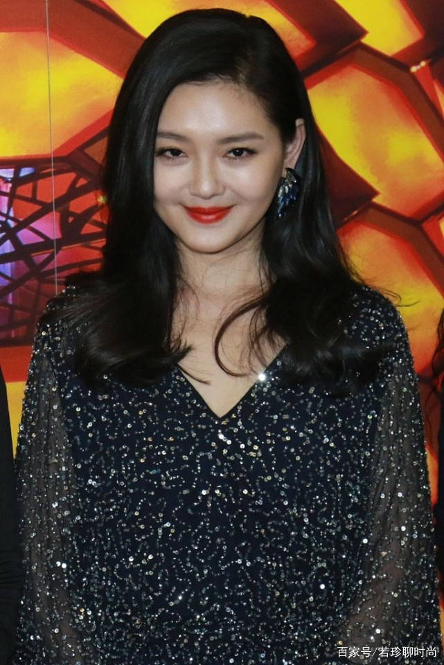 黑色|谁说微胖身材就不美，大s穿这么宽松，看着更有女人味了