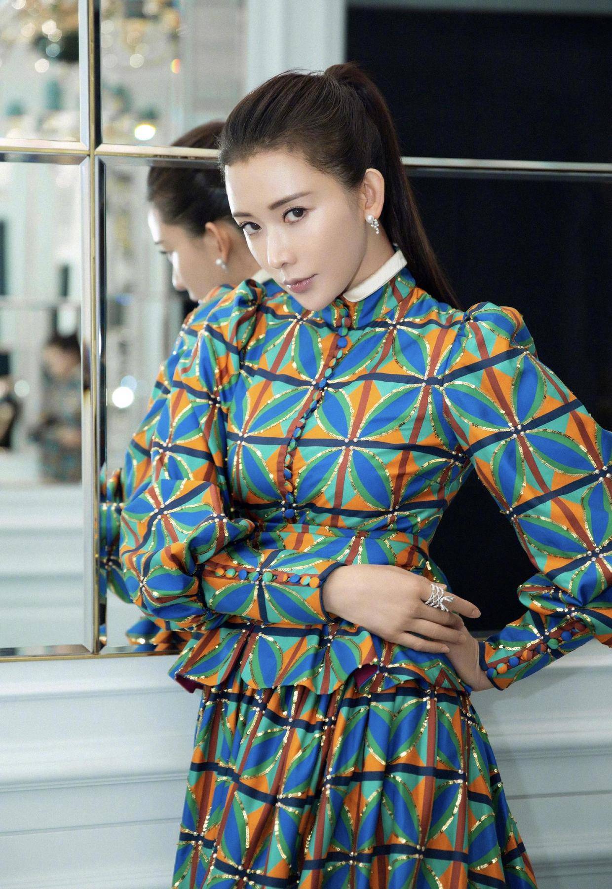 原创日本媳妇林志玲真美穿一袭印花图案连衣裙高级感满分漂亮大气