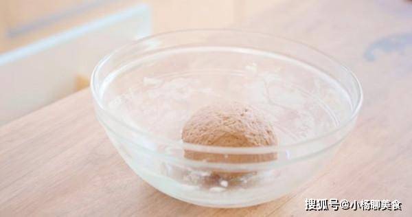 面团|1碗面粉,2个鸡蛋,教你做猫耳朵,酥脆可口还健康,比买的还好吃